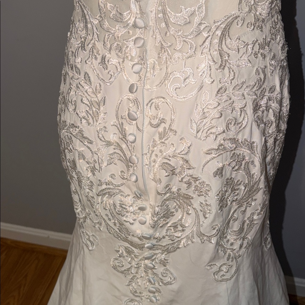 Ivory Lace Bridal Gown - Picture 13 of 16